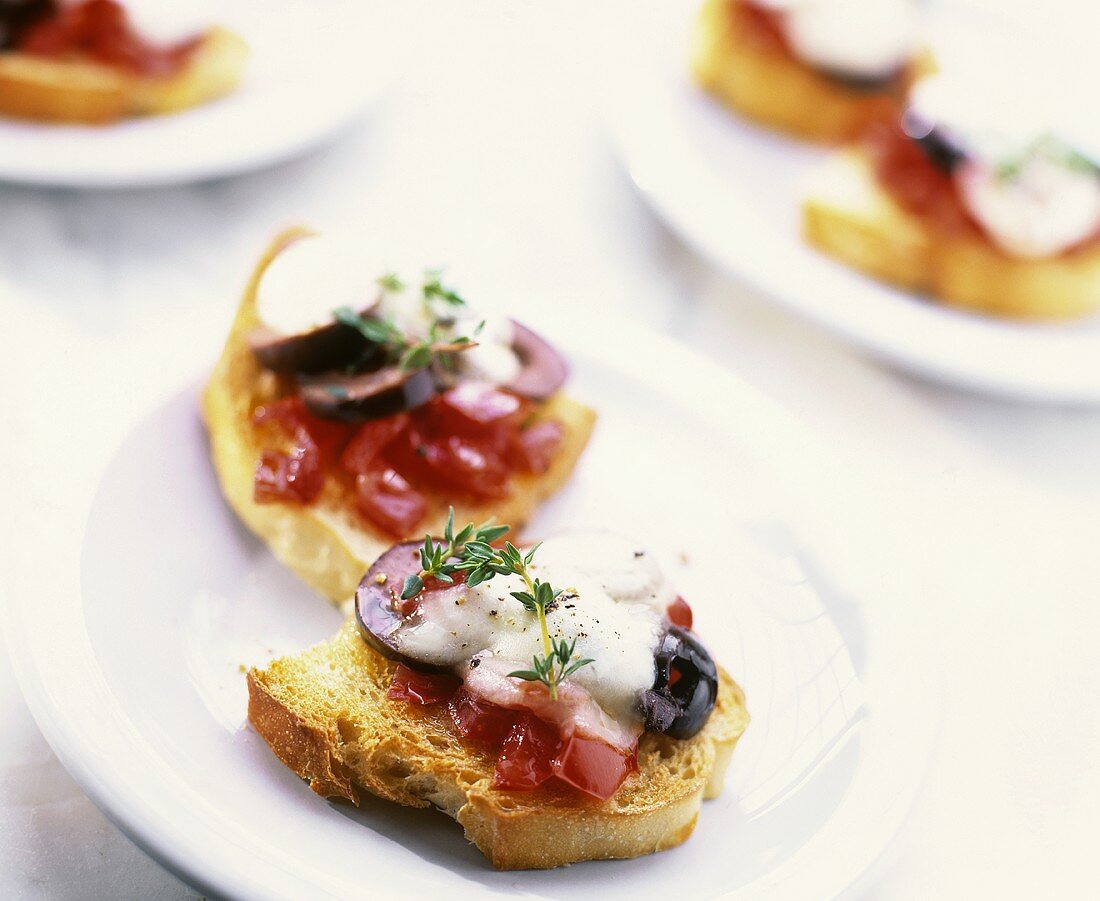 Brot mit Tomaten, Oliven und Käse überbacken