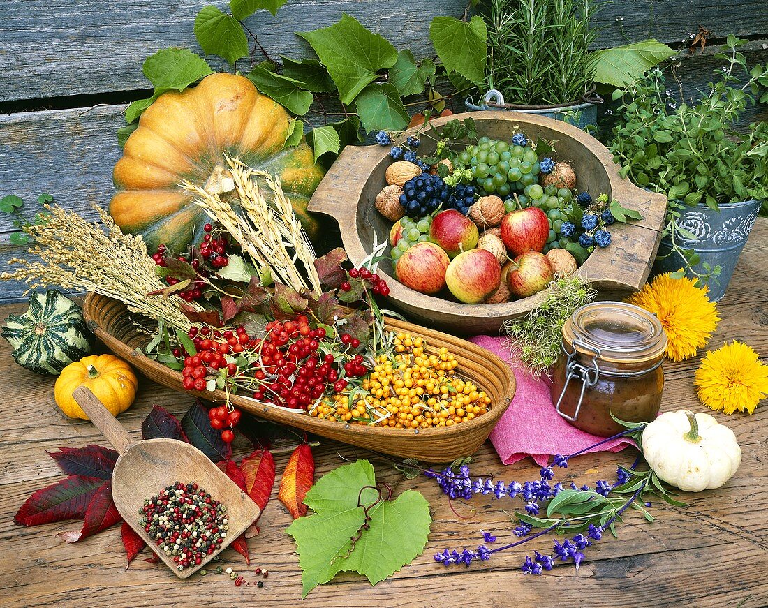Herbststilleben mit Kräutern, Gewürzen, Früchten & Kürbissen