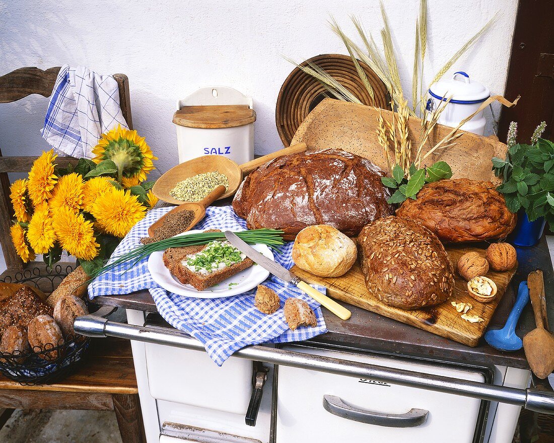 Verschiedene Brotsorten, Kräuter und Gewürze für Brot