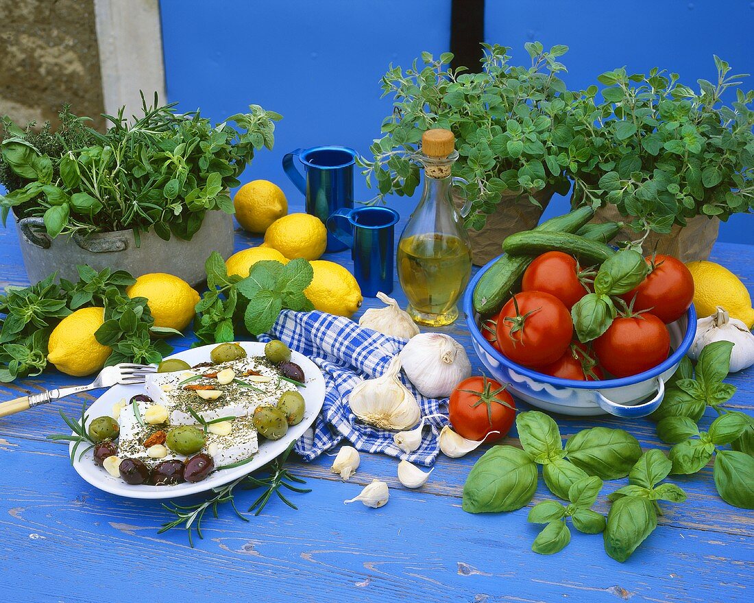 Feta mit Oliven & Kräuter und Gemüse der griechischen Küche