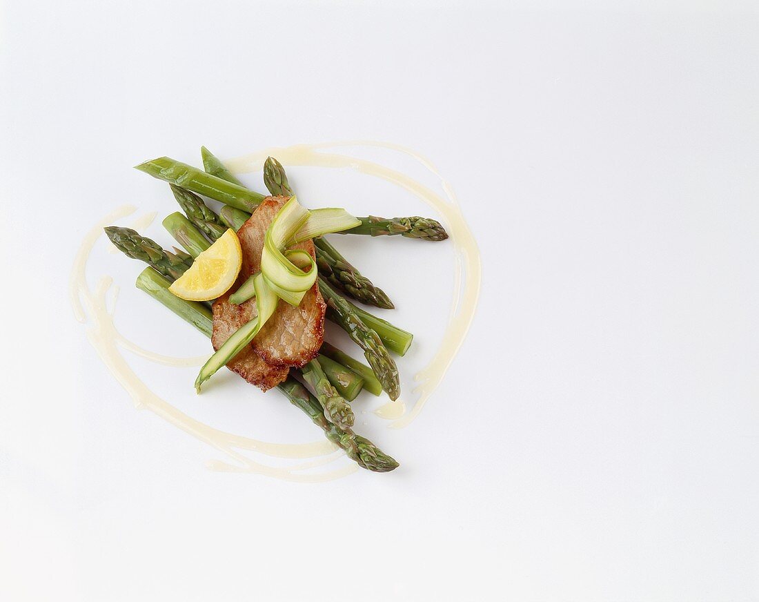 Veal escalope with green asparagus