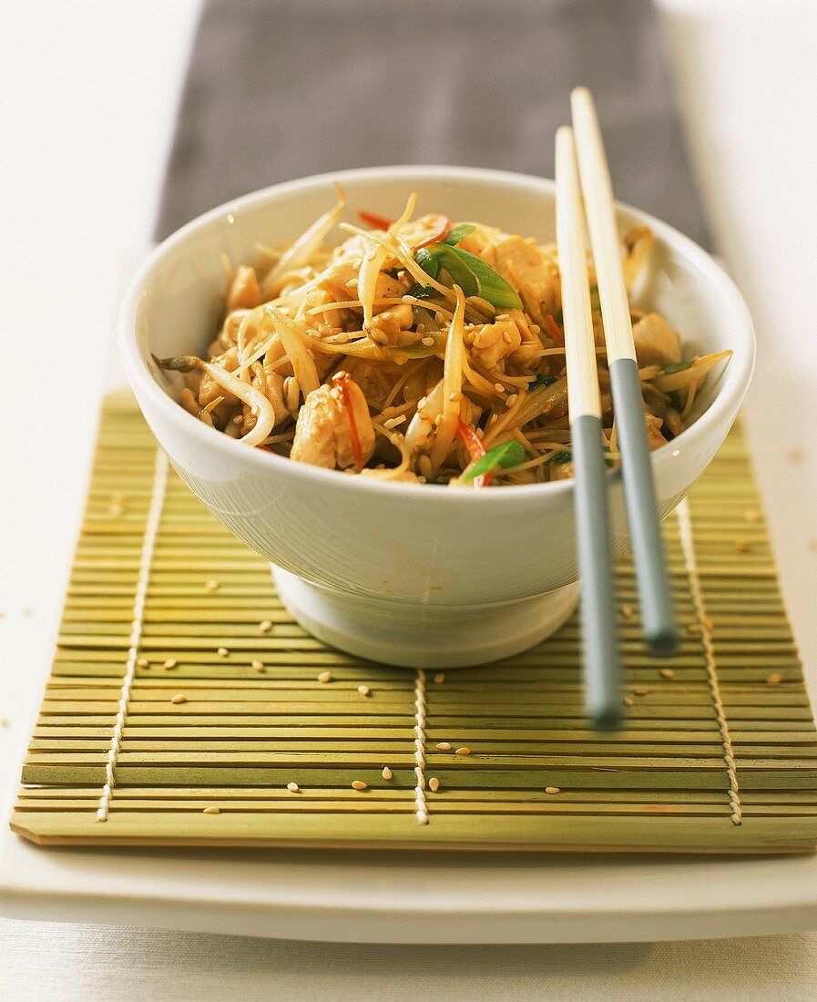 Hot and spicy glass noodles with chicken, beansprouts and sesame