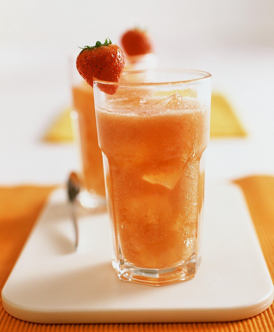 Erdbeer-Grapefruit-Shake mit Eis