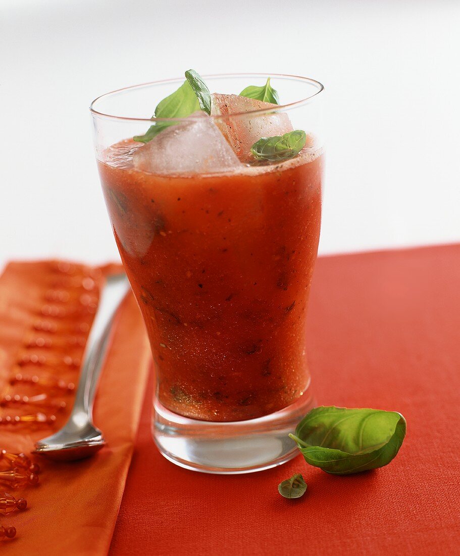 Ein Tomaten-Basilikum-Drink mit Eiswürfeln