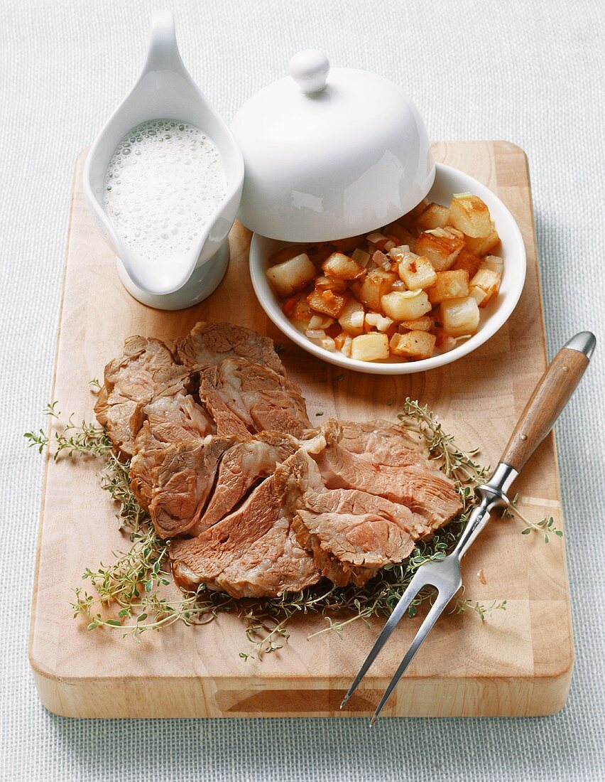 Neck of lamb with thyme sauce and fried potatoes