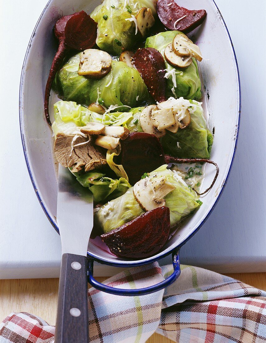 Spitzkohlroulade mit Tellerfleisch und Roter Bete