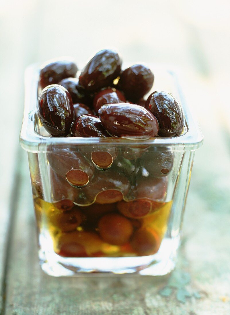 Black olives preserved in oil