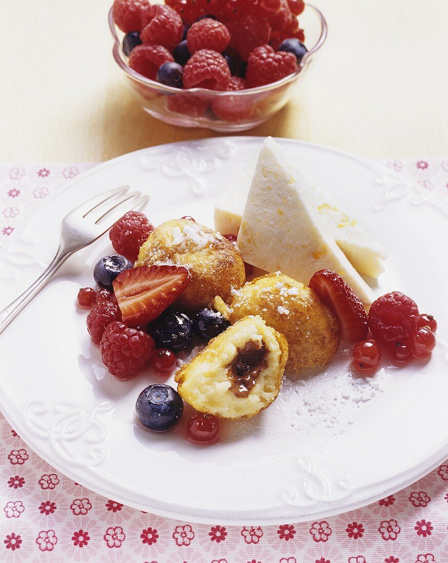 Gebackene Griessknödel mit Beeren und Joghurtparfait