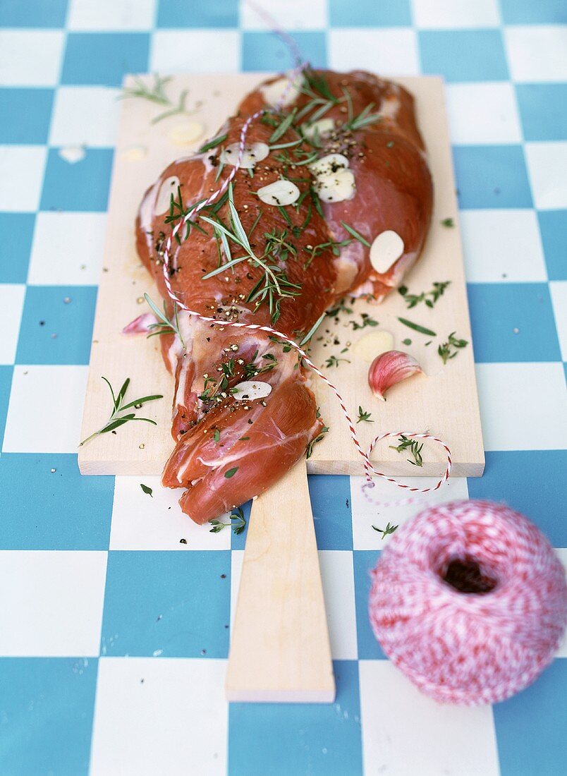 Lammkeule mit Knoblauch und Kräutern (bratfertig)