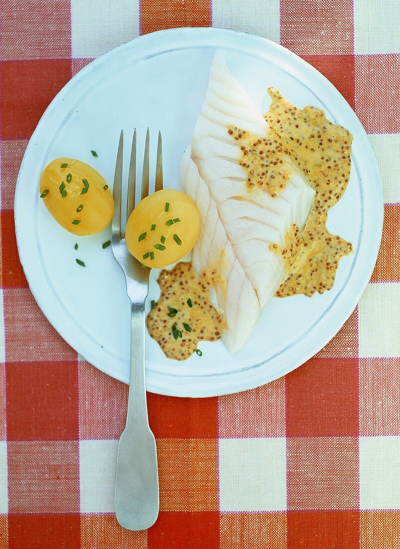 Cod with a mustard sauce and boiled potatoes