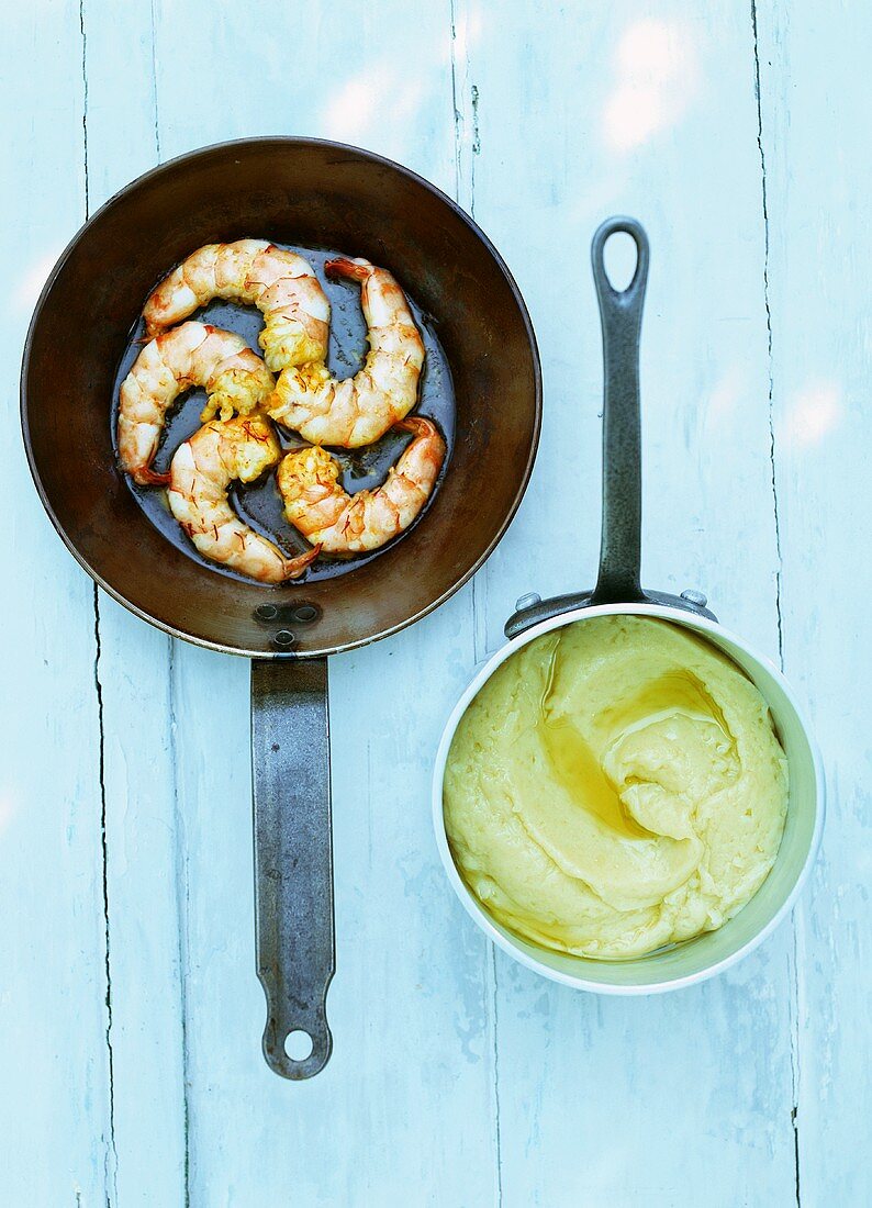 Fried prawns with mashed potatoes