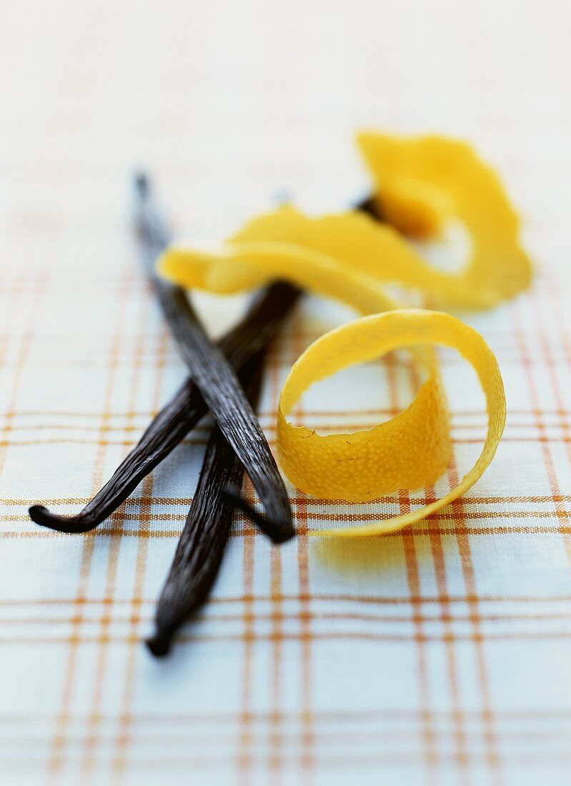 Vanilla pods and lemon zest