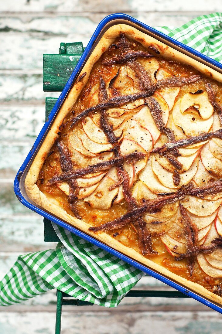 Pikante Apfeltarte mit Anchovis und karamellisierten Zwiebeln