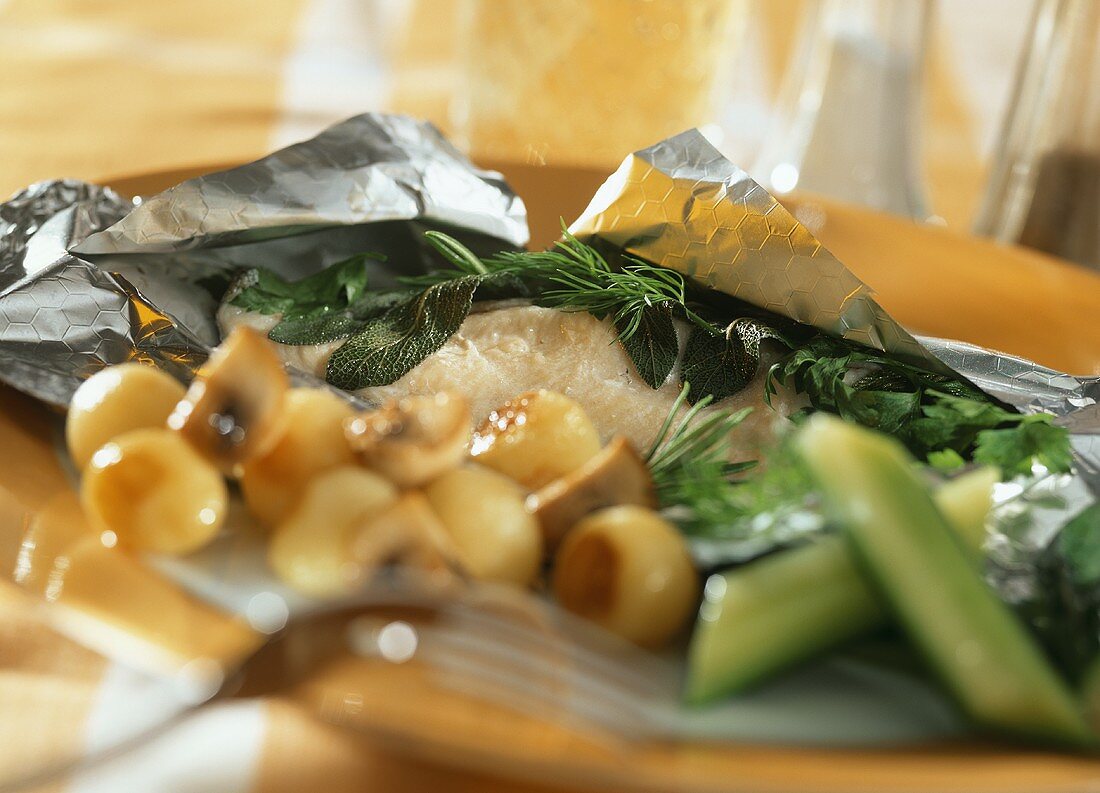 Kräuterforelle in Folie gedämpft, Champignons und Kartoffeln