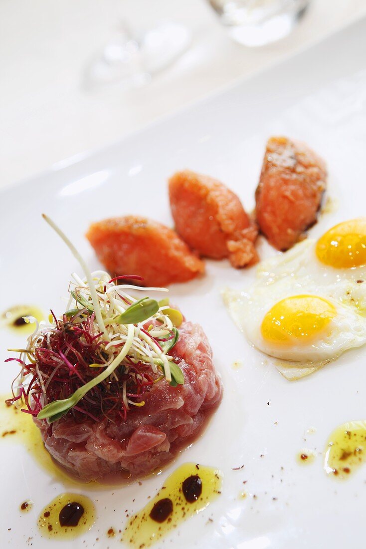 Tuna tartar, smoked salmon and fried eggs