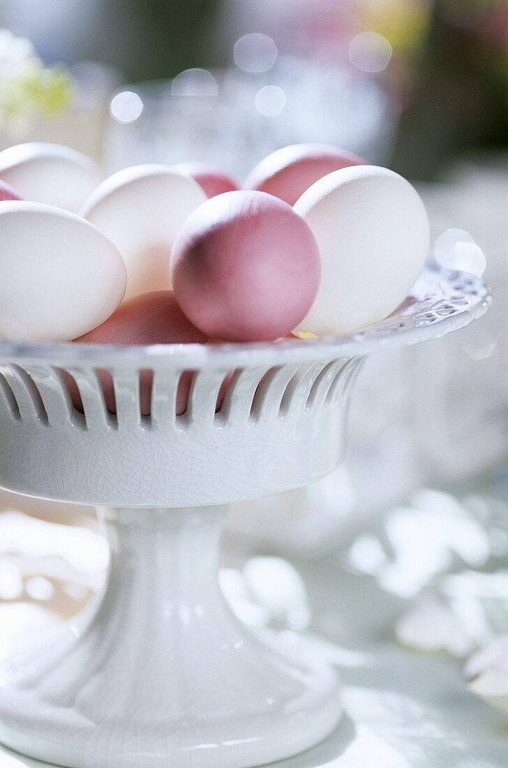 weiße und rosa gefärbte Eier