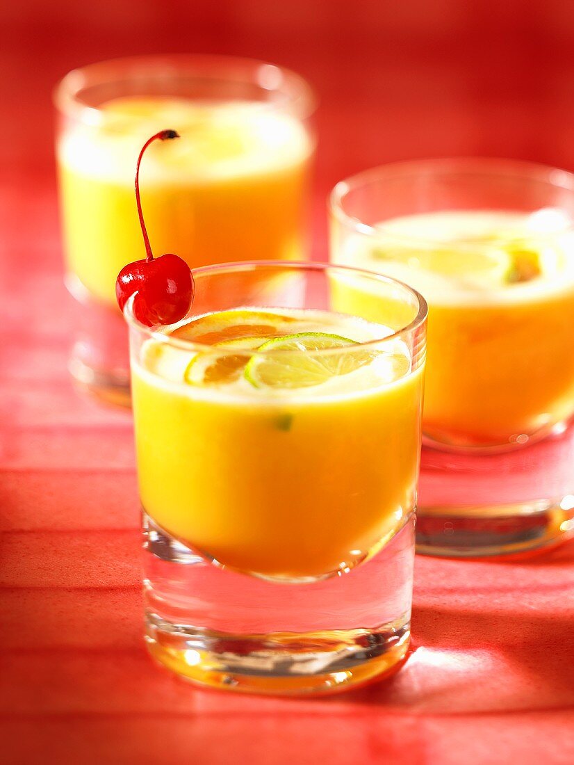Orangen-Drinks mit Cocktailkirsche