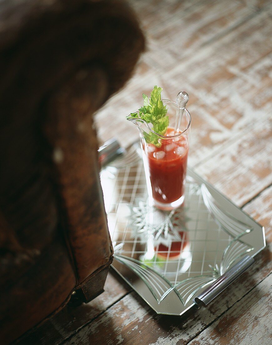 Ein Glas Bloody Mary auf Silbertablett