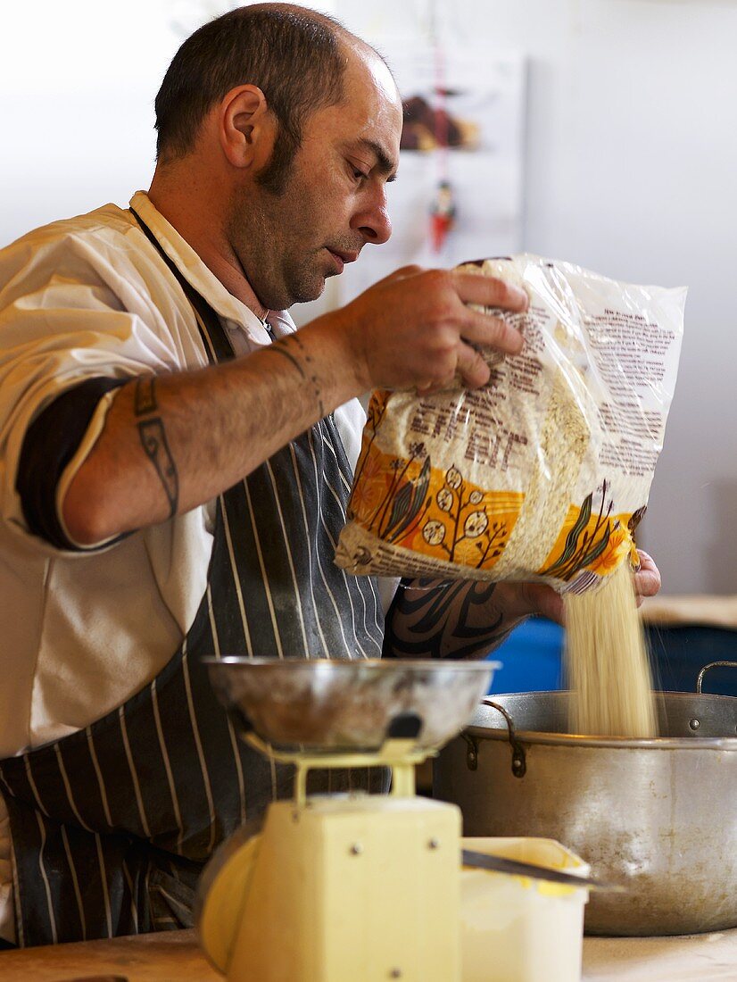 Bäcker bereitet Flapjacks auf einem Bauernmarkt in England zu