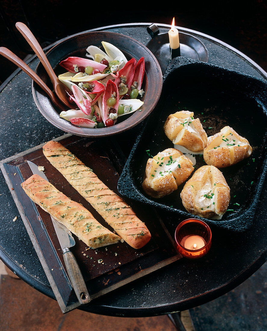 Baguette mit Kräuterbutter, Chicoreesalat & Jacket Potatoes