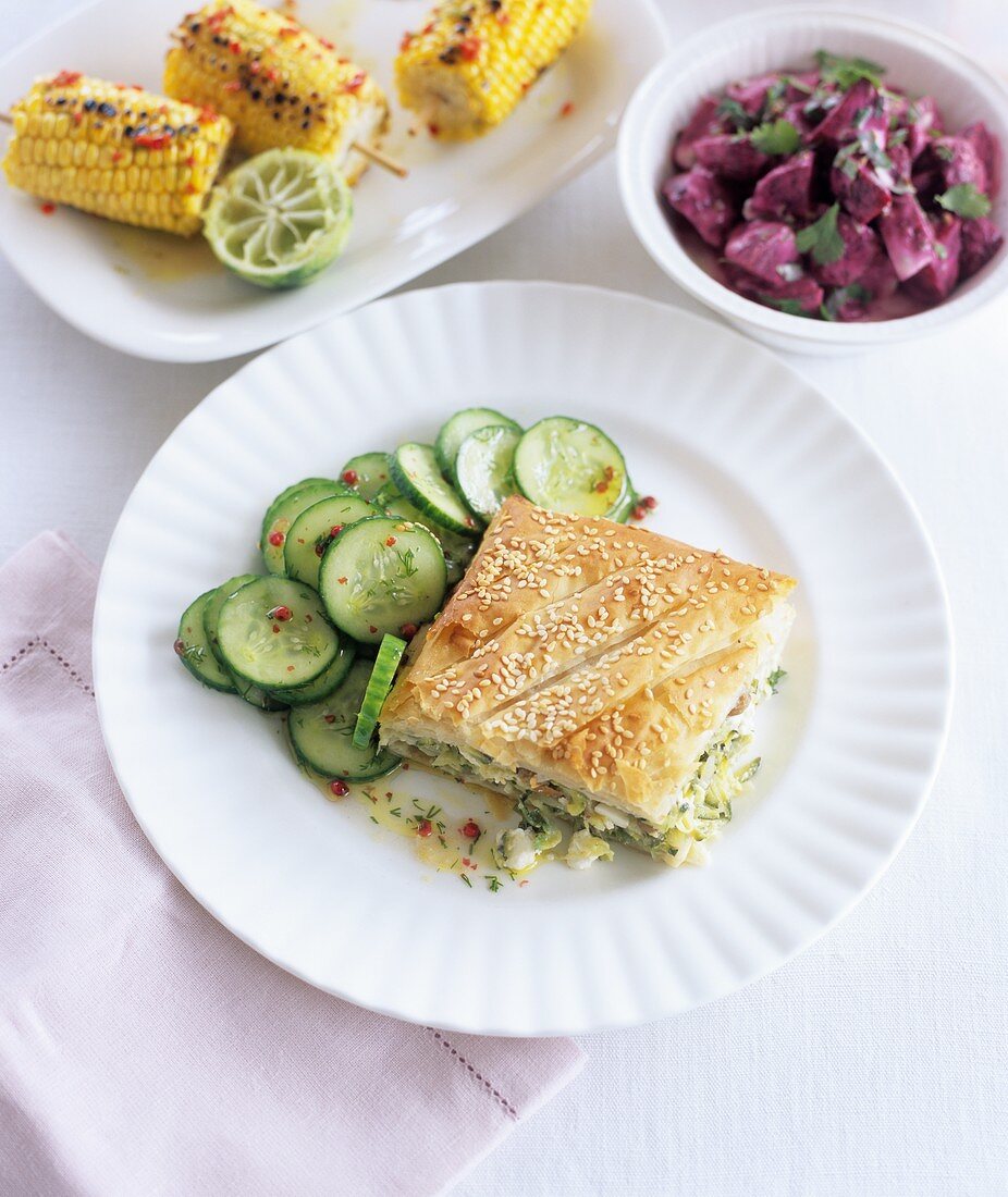 Zucchini-Feta-Pie mit Gurkensalat