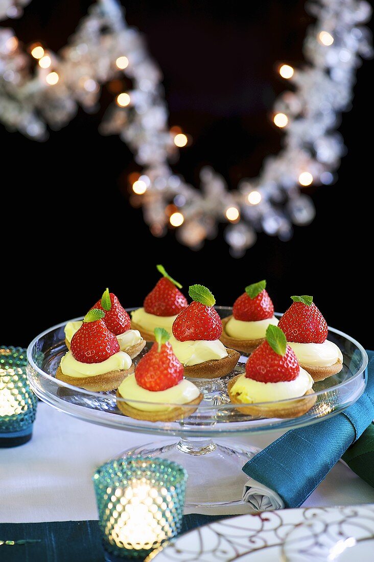 Strawberry tartlets with vanilla cream