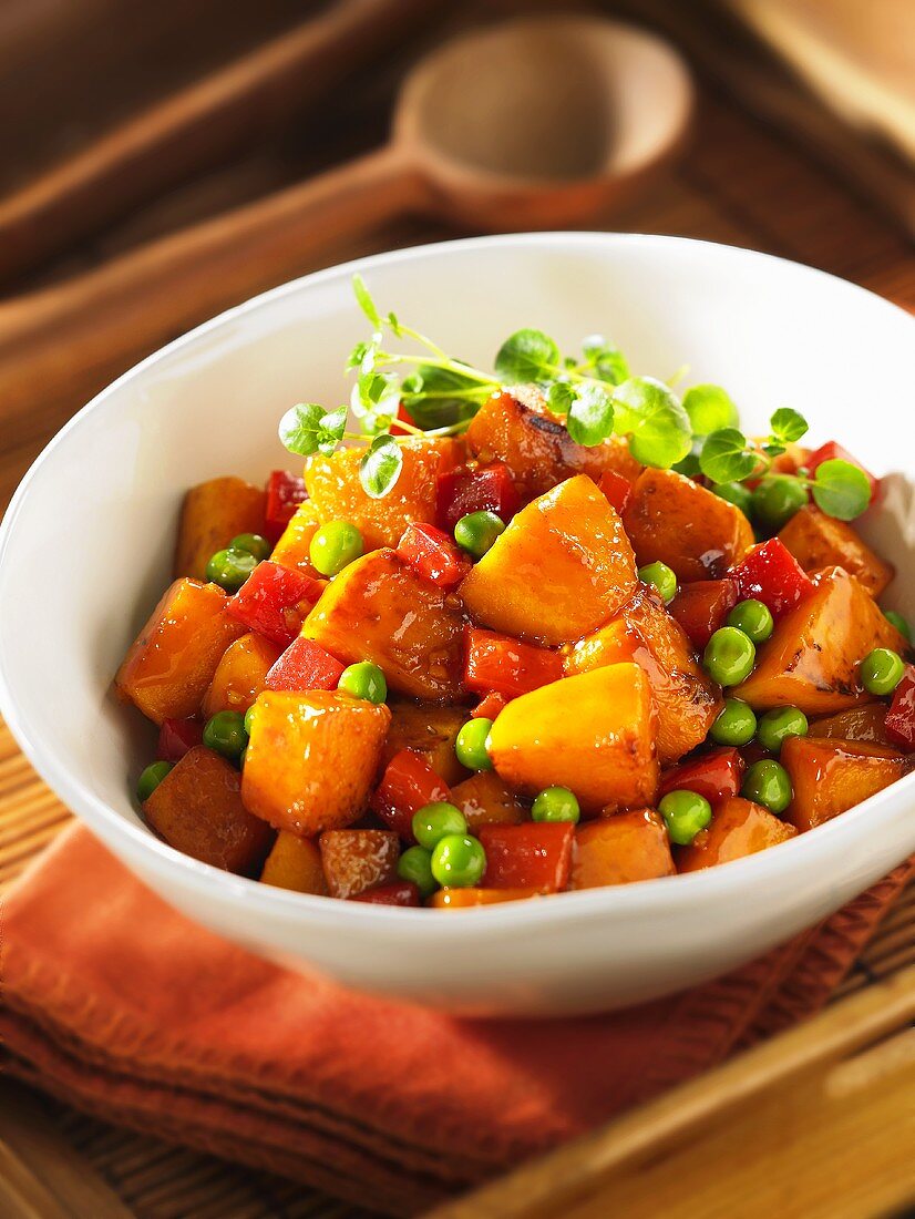 Butternusskürbis mit Paprika und Erbsen