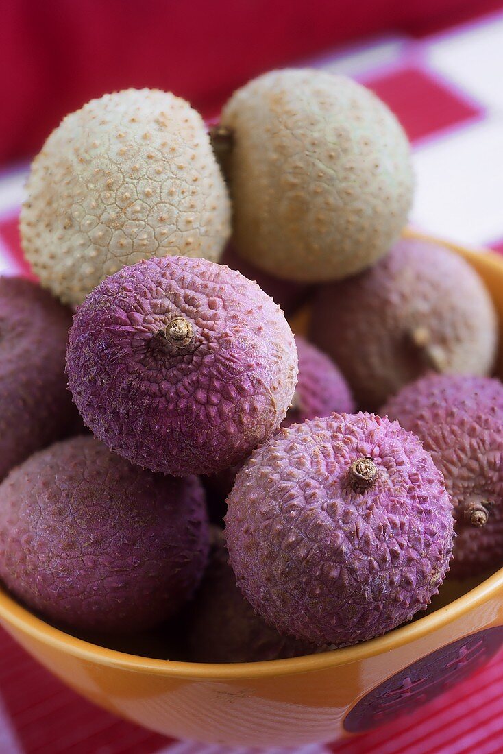 Lychees in a ceramic bowl (close-up)