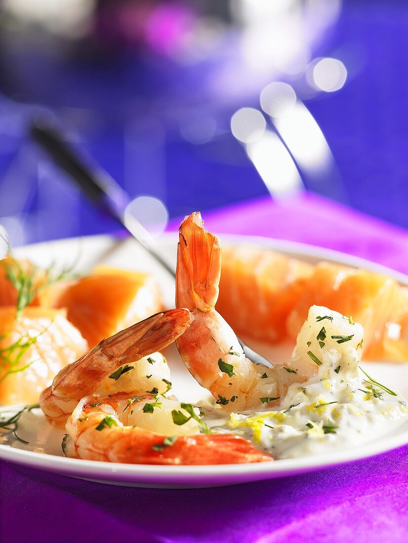 Fondue with shrimps and salmon