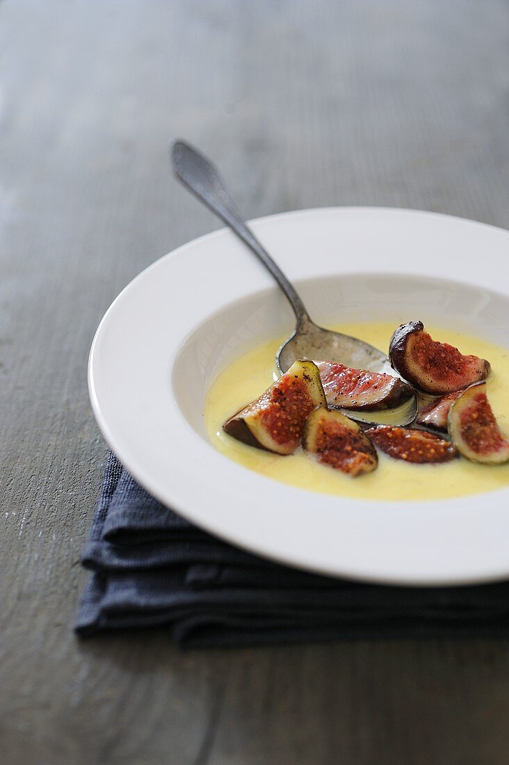 Roasted figs with vanilla sauce