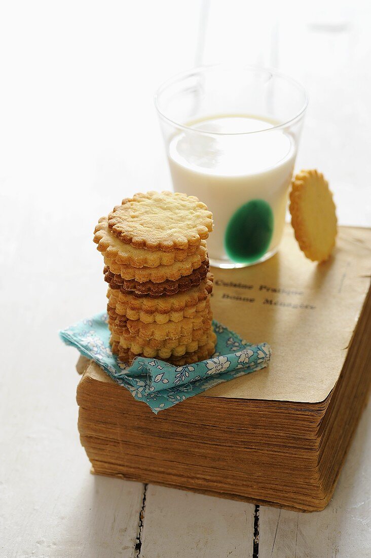 Vanilla biscuits and a glass of milk
