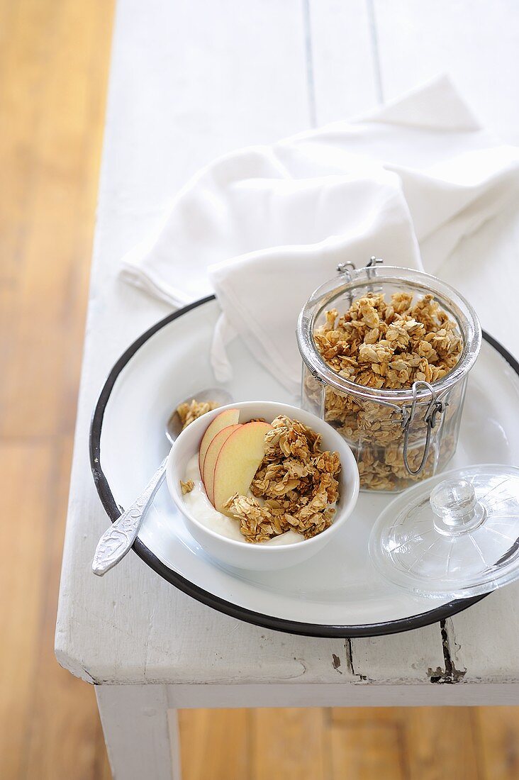 Müsli mit Apfel und Joghurt