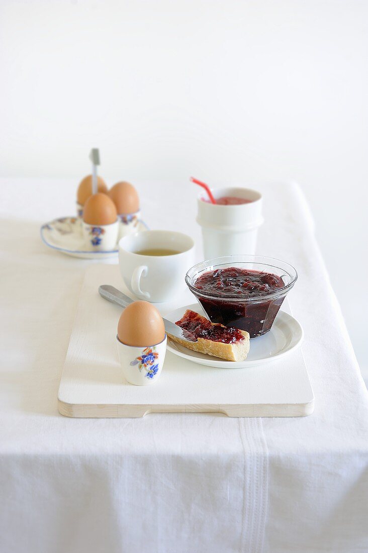 Frühstück mit Marmeladenbrot und Ei