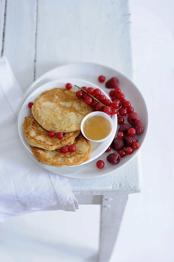 Bananen-Pancakes mit frischen Beeren