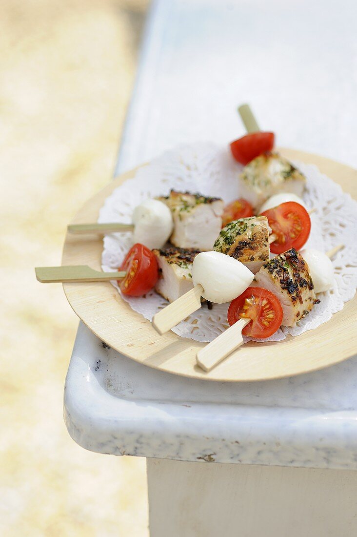 Chicken kebabs with mozzarella and cherry tomatoes