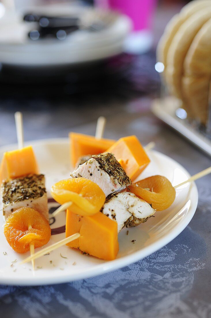 Hähnchenspiesse mit Käse und getrockneten Aprikosen