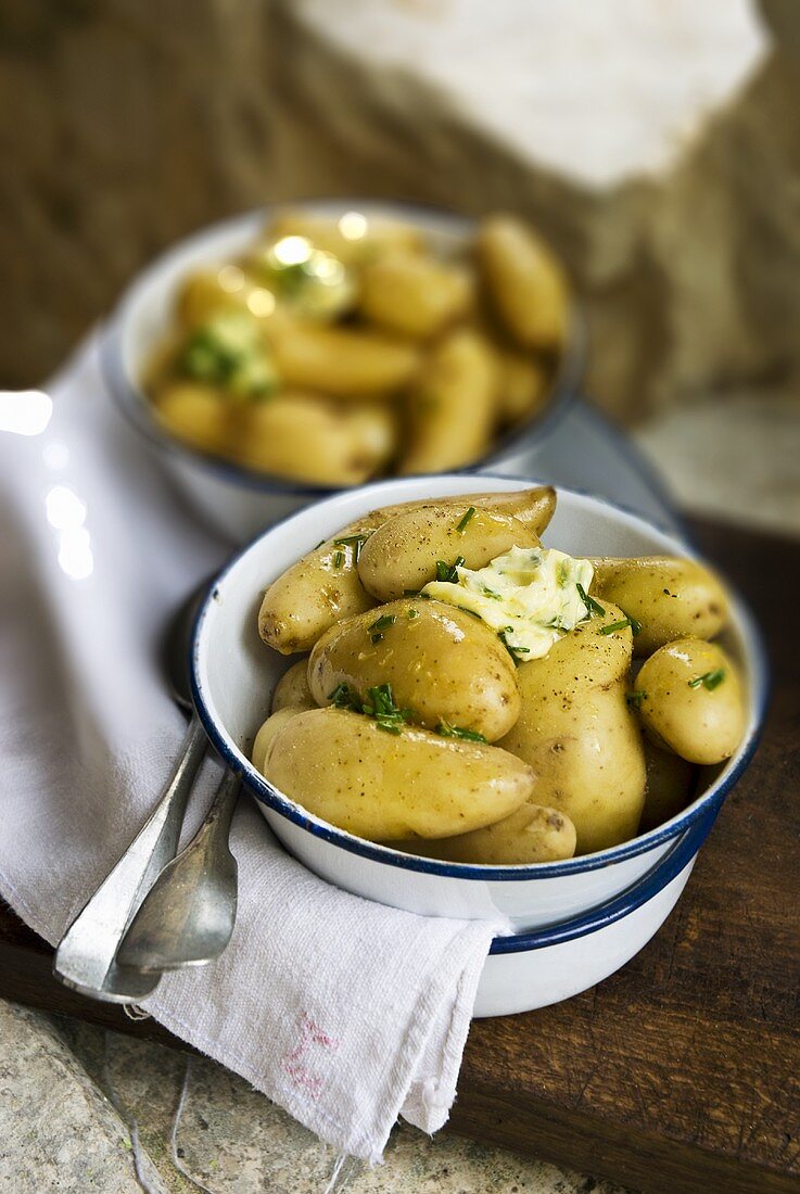 Gekochte neue Kartoffeln mit Butter