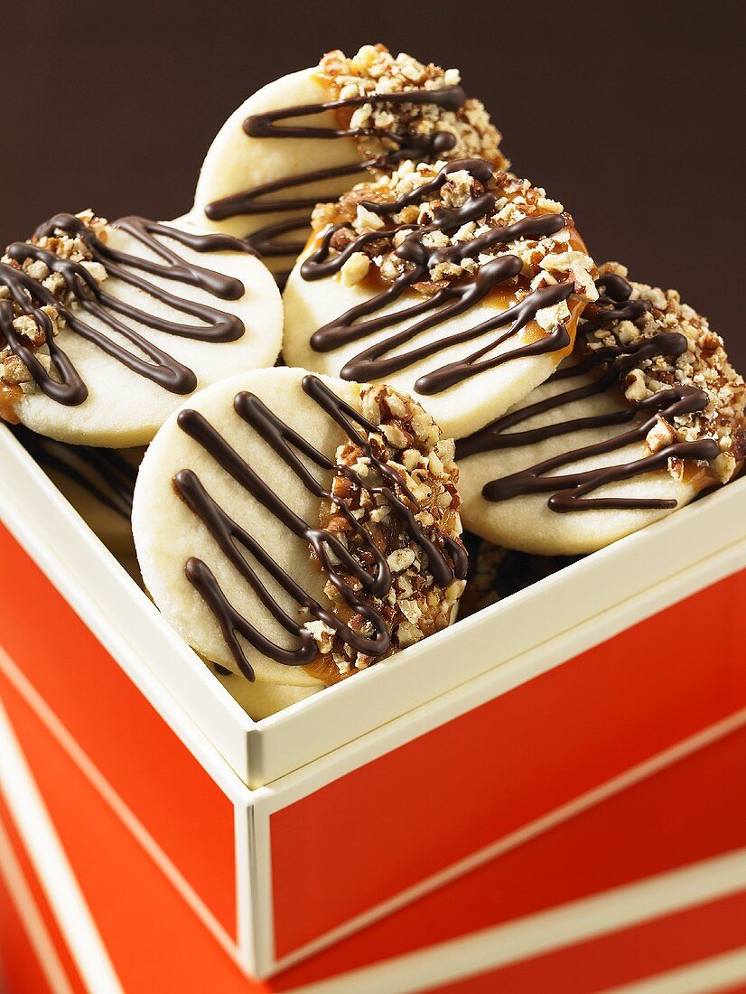 Chocolate biscuits with caramelised pecan nuts