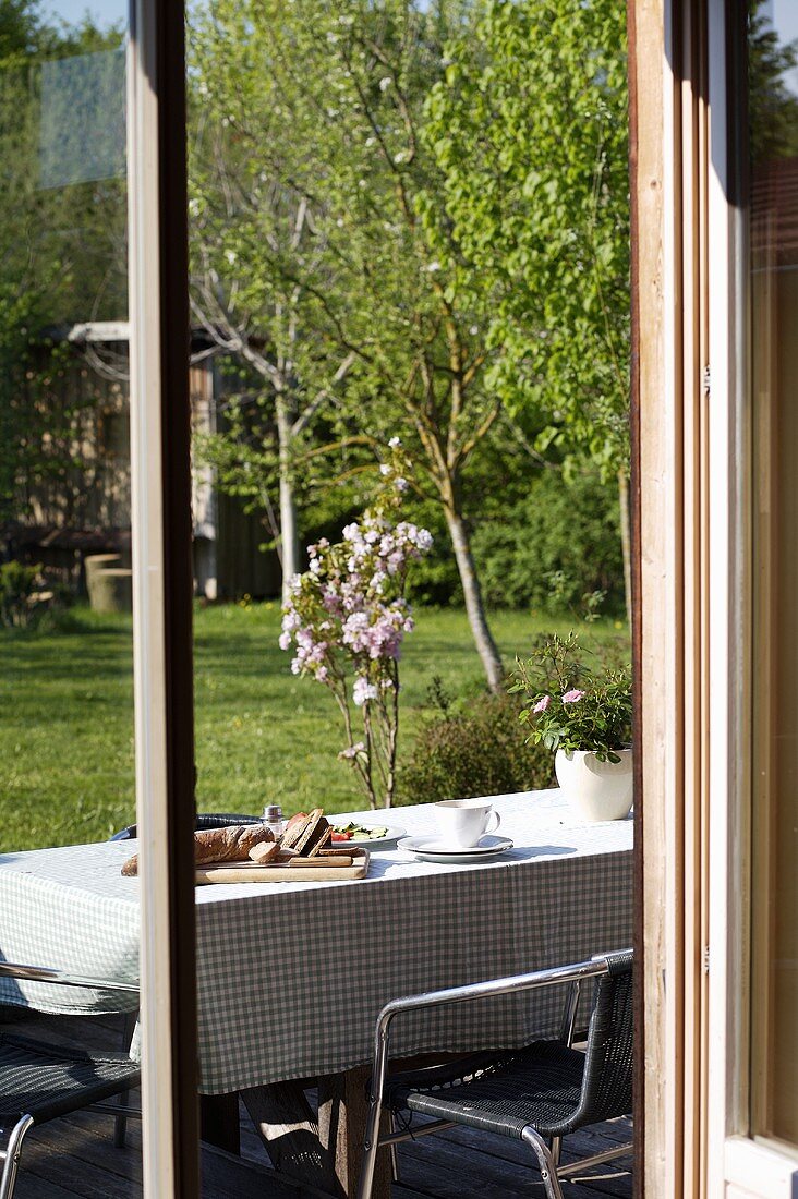 Ausblick auf gedeckten Tisch im Frühlingsgarten