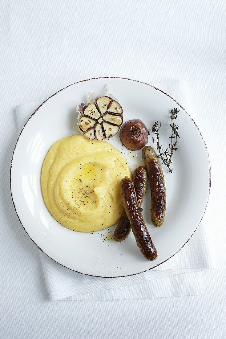 Bratwürstchen mit Polenta und Knoblauch