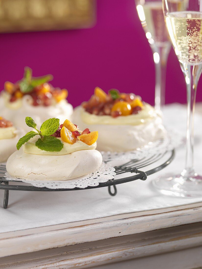 Pavlovas mit Mascarpone und Früchten