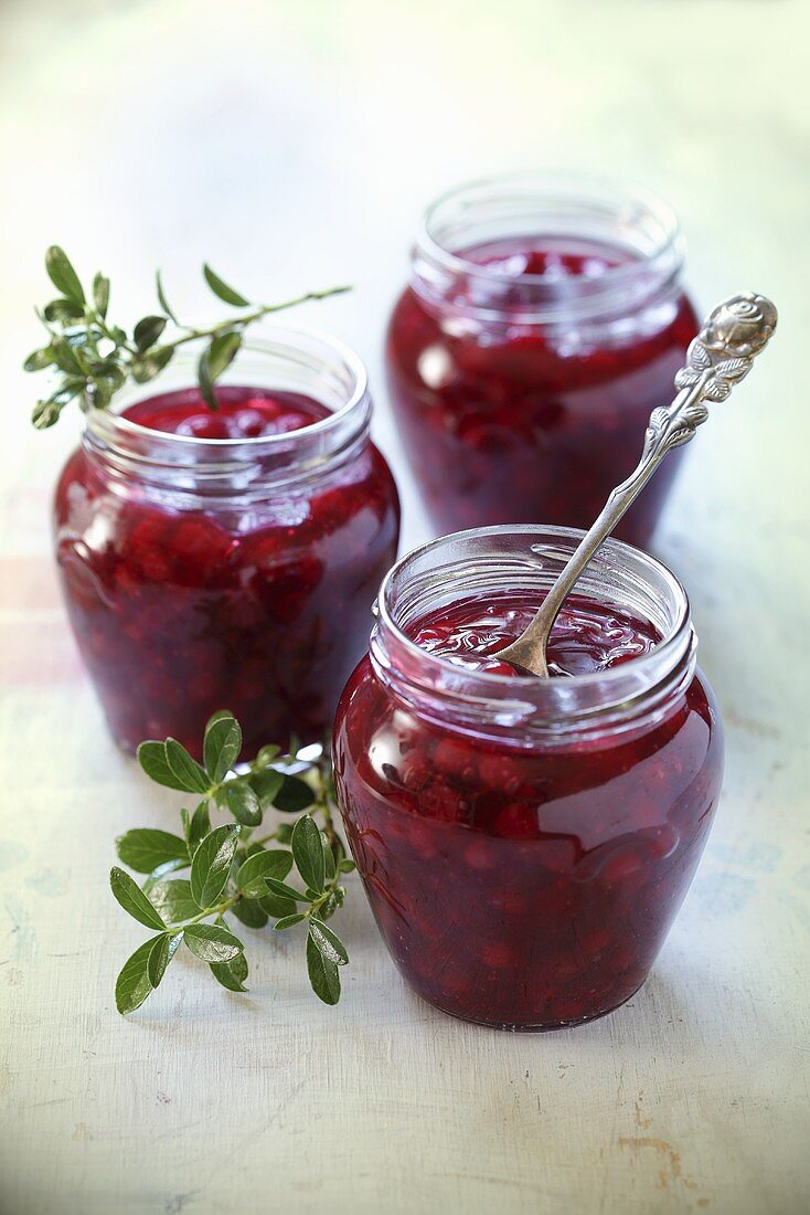 Drei Gläser Johannisbeer-Apfel-Marmelade