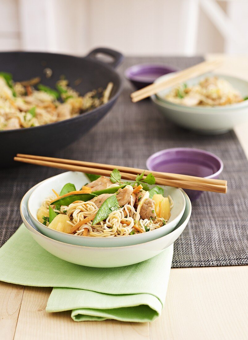 Stir-fried noodles with chicken