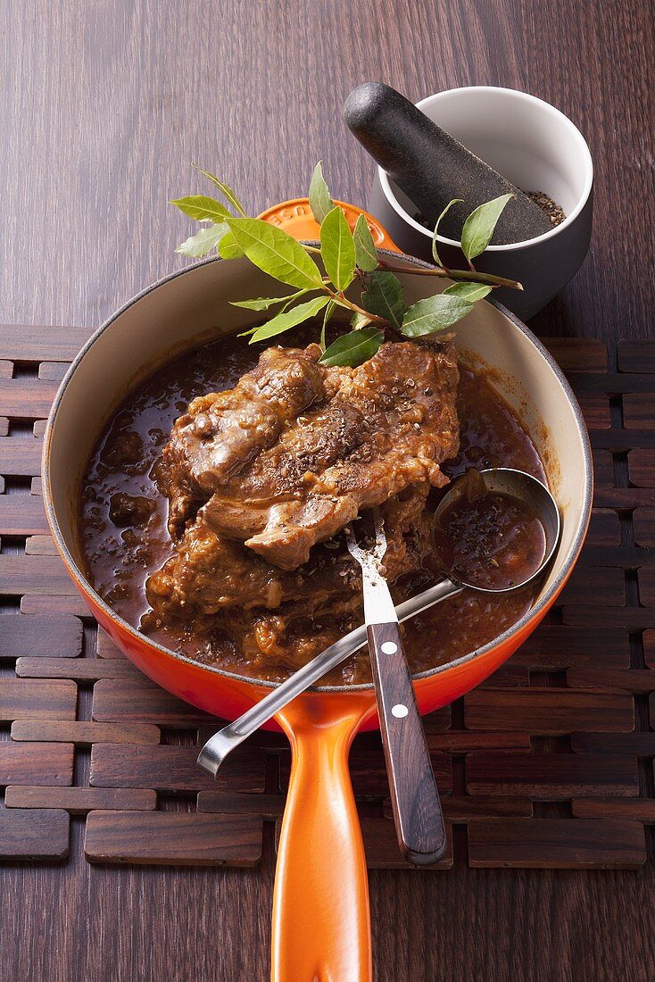 Geschmorte Nackensteaks mit Gewürzbrot-Sauce