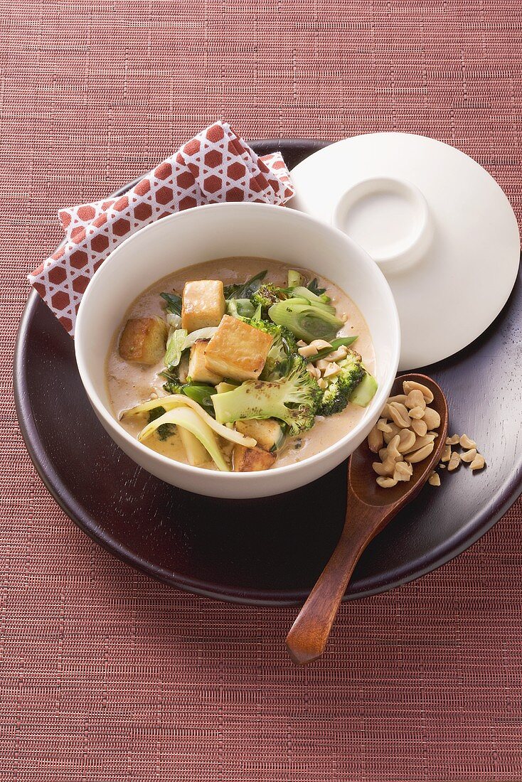 Gebratene Brokkoli und Tofu in Erdnusssauce