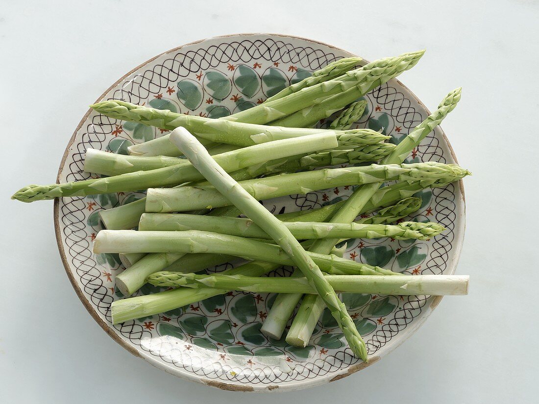 A plate of green asparagus