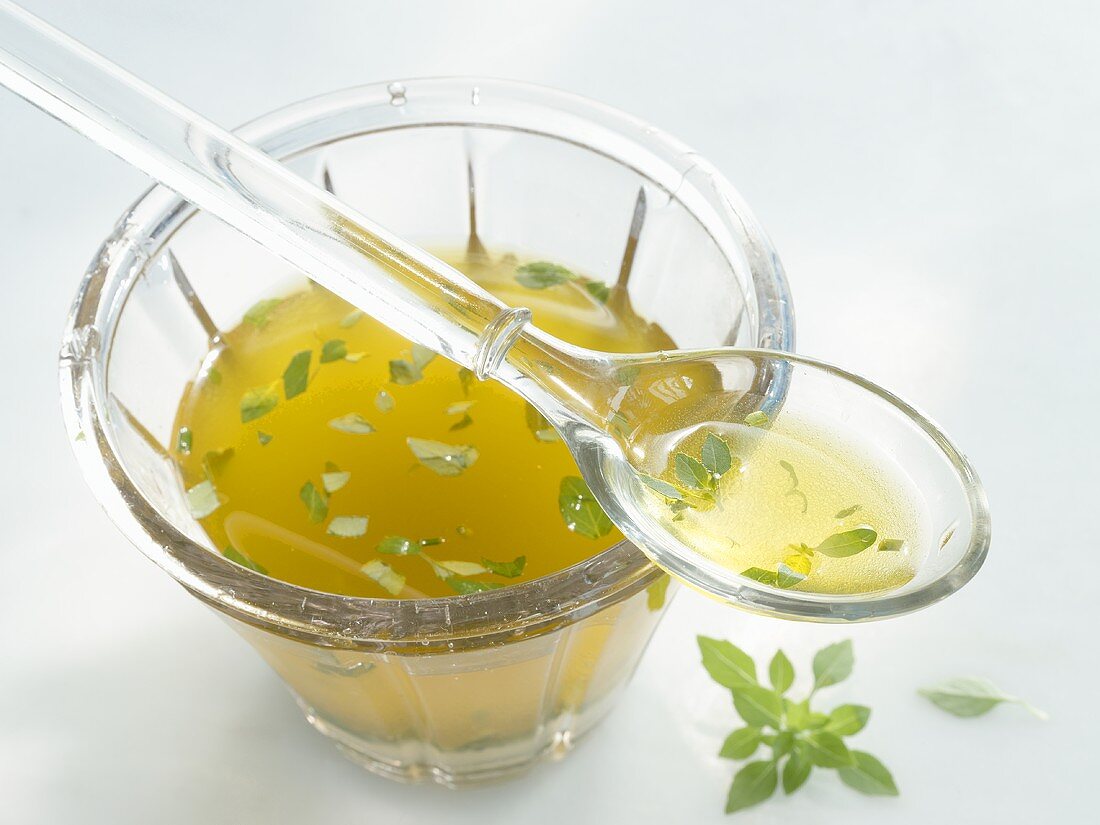 Olivenöl-Vinaigrette mit Basilikum