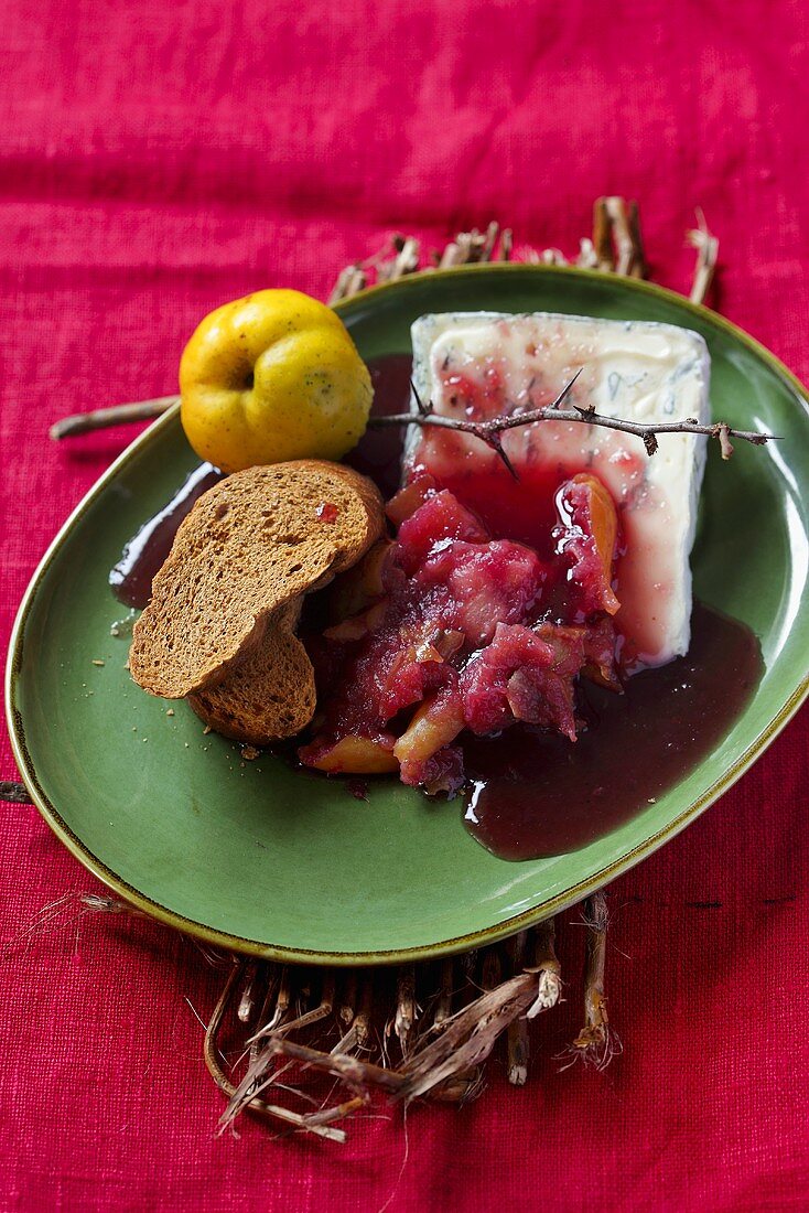 Quince in syrup with blue cheese and bread