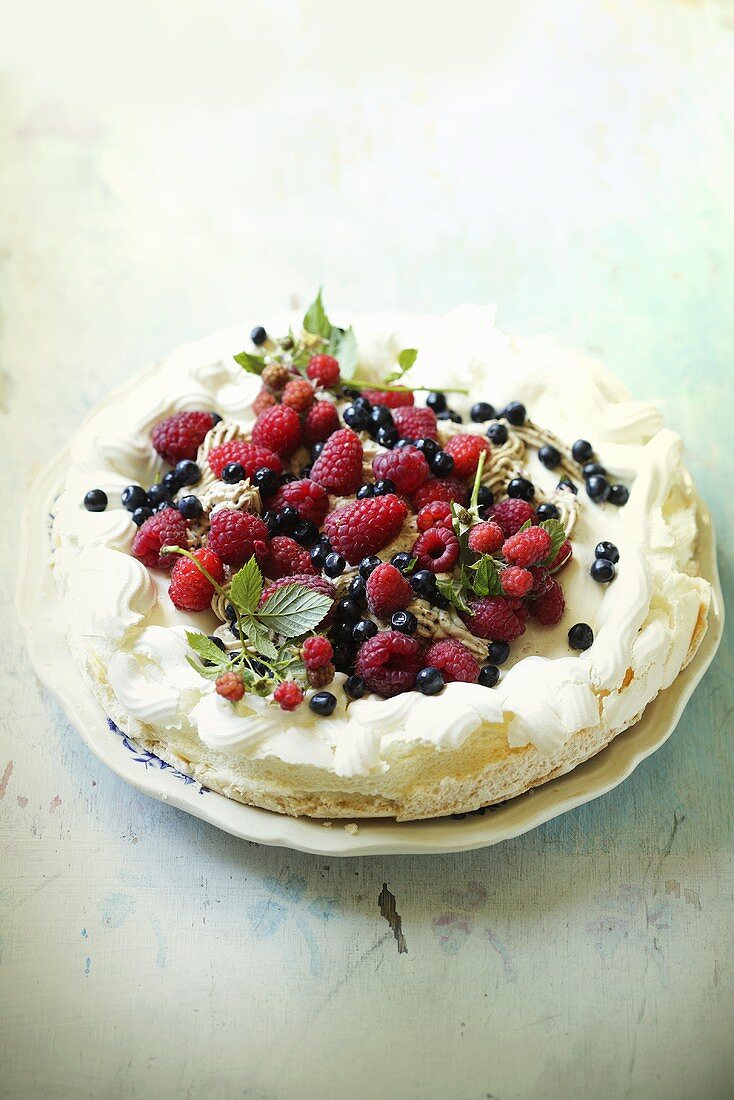 Pavlova mit frischen Beeren