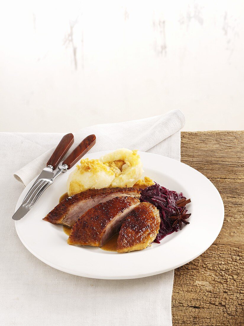 Gänsebraten mit Rotkohl und Kartoffelkössen